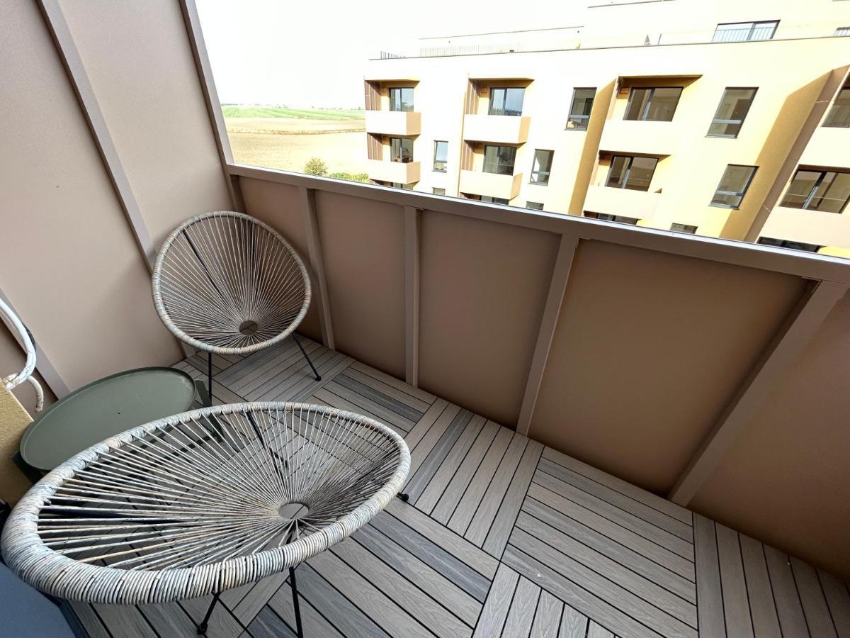 Cozy 1-Bedroom Condo Miloslavov Ngoại thất bức ảnh